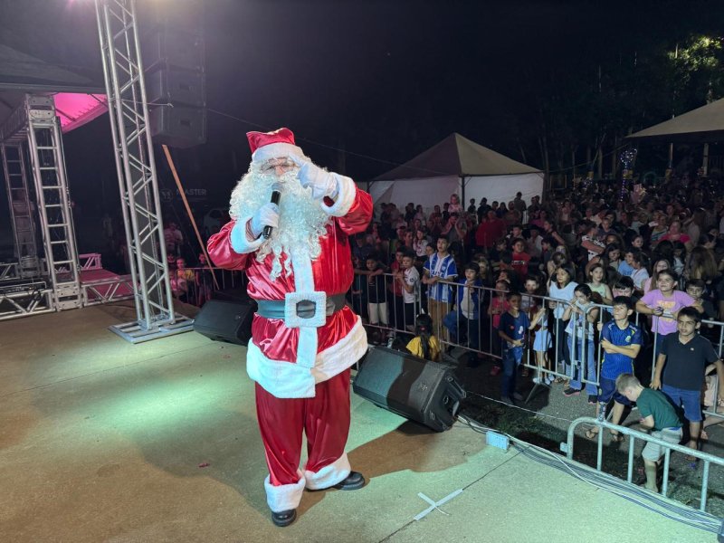 Papai Noel chegou no Lago Municipal na noite de quarta-feira 